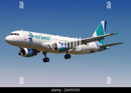 Barcelona, Spanien - 10 April, 2017: Orbest Airbus A320 Flugzeug am Flughafen Barcelona (BCN) in Spanien. Airbus ist ein Hersteller von Flugzeugen aus Toulouse, Stockfoto