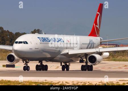 Barcelona, Spanien - 10 April, 2017: Turkish Airlines Airbus A340 Flugzeug am Flughafen Barcelona (BCN) in Spanien. Airbus ist ein Hersteller von Flugzeugen aus Stockfoto