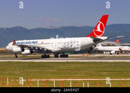 Barcelona, Spanien - 10 April, 2017: Turkish Airlines Airbus A340 Flugzeug am Flughafen Barcelona (BCN) in Spanien. Airbus ist ein Hersteller von Flugzeugen aus Stockfoto