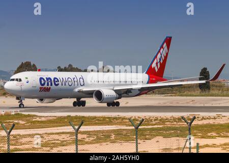 Barcelona, Spanien - 10 April, 2017: Tam Boeing 767 Flugzeug am Flughafen Barcelona (BCN) in Spanien. Boeing ist ein Hersteller von Flugzeugen in Seattle, W basiert Stockfoto