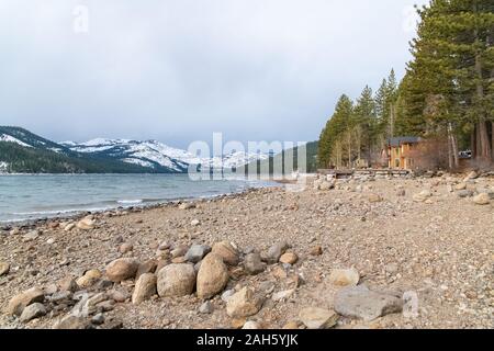 Die Donner Lake unter dem Schnee im Winter, im Nevada, mit Chalets am Strand Stockfoto