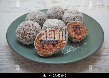 Nahaufnahme der hausgemachte Schokolade Kuchen, überlagert mit Erdbeermarmelade und Kokosnuss Stockfoto