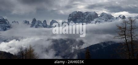 Die schneebedeckten Berge in Wolken Panorama Landschaft in den Alpen, Adamello Brenta, Italien Stockfoto