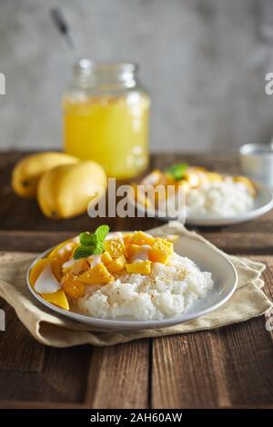 Mango mit klebrigen Reis, thailändisches Dessert Stockfoto