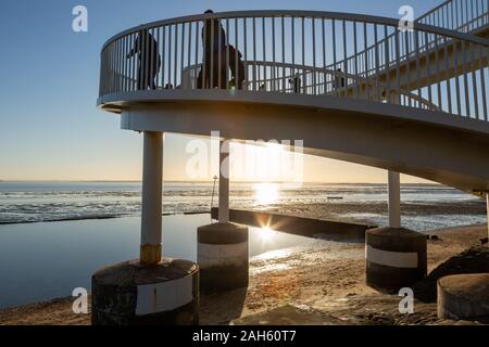 Leigh-on-Sea, Essex, Großbritannien. 25 Dez, 2019. Die Menschen an der Küste zwischen alten Leigh und Westcliff on Sea, genießen Sie das milde Wetter am Weihnachtstag. Penelope Barritt/Alamy Live News# Stockfoto