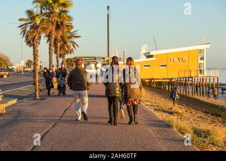 Leigh-on-Sea, Essex, Großbritannien. 25 Dez, 2019. Die Menschen an der Küste zwischen alten Leigh und Westcliff on Sea, genießen Sie das milde Wetter am Weihnachtstag. Penelope Barritt/Alamy Live News# Stockfoto