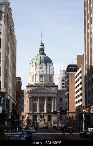 Das Indiana Statehouse von der West Market Street im Stadtzentrum von Indianapolis, Indiana, USA aus gesehen. Stockfoto