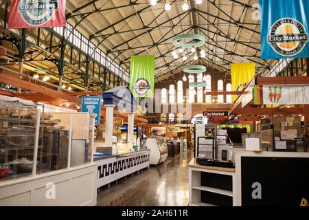 Innerhalb der Stadt Markt mit Ständen und Geschäften auf der East Market Street in Downtown Indianapolis, Indiana, USA. Stockfoto