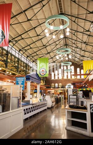 Innerhalb der Stadt Markt mit Ständen und Geschäften auf der East Market Street in Downtown Indianapolis, Indiana, USA. Stockfoto