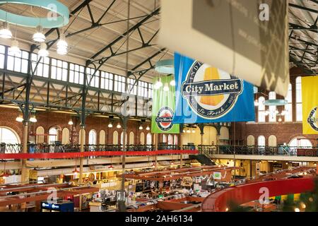 Innerhalb der Stadt Markt mit Ständen und Geschäften auf der East Market Street in Downtown Indianapolis, Indiana, USA. Stockfoto