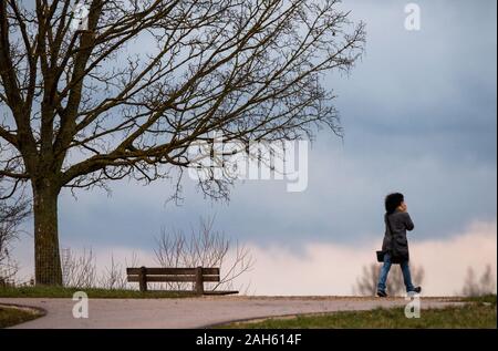 Muhr am See, Deutschland. 25 Dez, 2019. Eine Frau ist bei einem Spaziergang auf dem Deich des Altmühlsees. Credit: Lino Mirgeler/dpa/Alamy leben Nachrichten Stockfoto