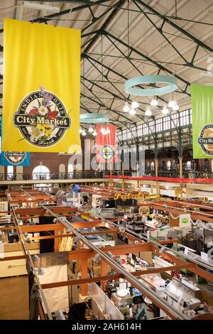 Innerhalb der Stadt Markt mit Ständen und Geschäften auf der East Market Street in Downtown Indianapolis, Indiana, USA. Stockfoto