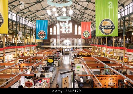 Innerhalb der Stadt Markt mit Ständen und Geschäften auf der East Market Street in Downtown Indianapolis, Indiana, USA. Stockfoto