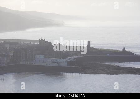 Aberystwyth Ceredigion Wales UK Wetter, 25. Dezember 2019: Ein warmer und sonniger Tag auf der West Wales Küste, wo die Menschen die festliche Stimmung genossen, einige Wandern und andere nehmen einen Spaziergang am Strand oder in einem Grillfest: credit Mike Davies/Alamy leben Nachrichten Stockfoto