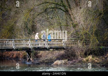 Muhr am See, Deutschland. 25 Dez, 2019. Wanderer zu Fuß über eine hölzerne Brücke über den Altmühlsee. Credit: Lino Mirgeler/dpa/Alamy leben Nachrichten Stockfoto