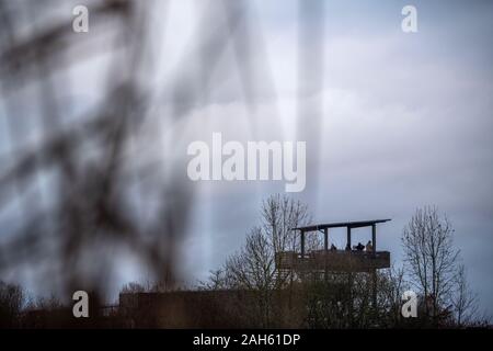 Muhr am See, Deutschland. 25 Dez, 2019. Die Leute stehen auf der Vogelbeobachtung Plattform am Altmühlsee. Credit: Lino Mirgeler/dpa/Alamy leben Nachrichten Stockfoto