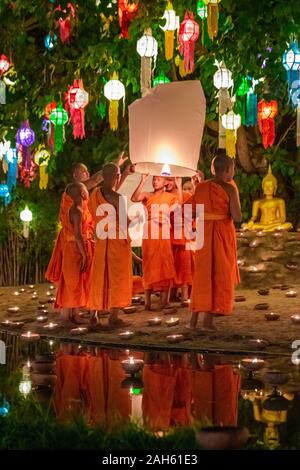 Chaing Mai, Thailand - November 03, 2017: Loy Krathong Festival in Chiangmai. Traditionelle Mönch Licht schwebende Ballon Papier jährlich am Wat Ph Stockfoto