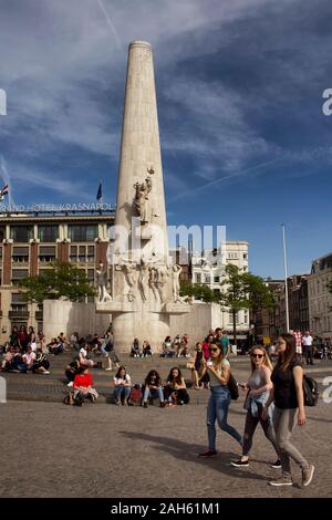 Anzeigen von Personen, die vor der nationalen Denkmal in Amsterdam. Es ist ein sonniger Sommer Tag mit blauen Himmel. Stockfoto