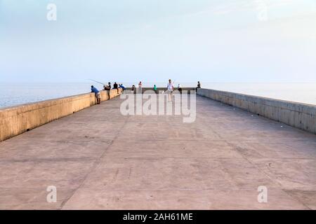 Terrasse mit Meerblick in der Nähe von Praca da Autonomia und Santa Luzia-Brücke, Funchal, Madeira, Portugal Stockfoto