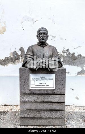 Bronzebüste von Dr. Francisco Fulgêncio Andrade (1998) von Soares Branco und José Simão Castelo Branco auf Rua da Sé, Funchal, Madeira, Portugal Stockfoto