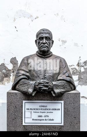 Bronzebüste von Dr. Francisco Fulgêncio Andrade (1998) von Soares Branco und José Simão Castelo Branco auf Rua da Sé, Funchal, Madeira, Portugal Stockfoto