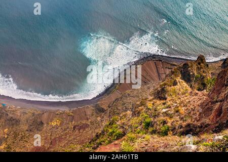 Blick auf die Küste von oben von der Skywalk Terrasse Cabo Girao (Kap Girão), Madeira, Portugal Stockfoto