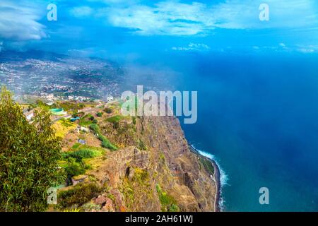 Blick auf die Klippen und die Küste von Cabo Girao (Kap Girão), Aussichtsterasse, Madeira, Portugal Stockfoto