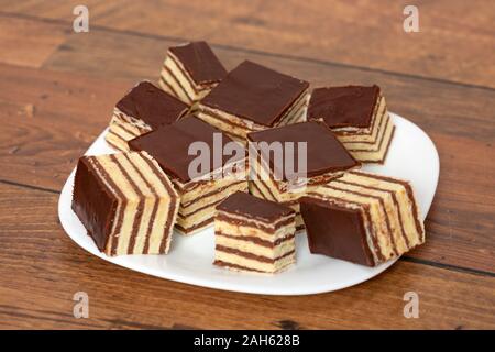 Schokolade und Vanille Kuchen Stockfoto