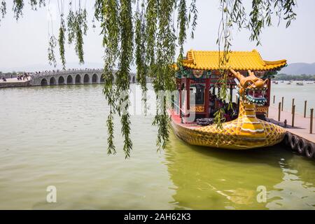 Peking, China - 22. Mai 2016: Das Boot, im chinesischen Stil in der Form eines großen gelben Drachen. Das Boot ist an der Brücke über den Teich. Stockfoto