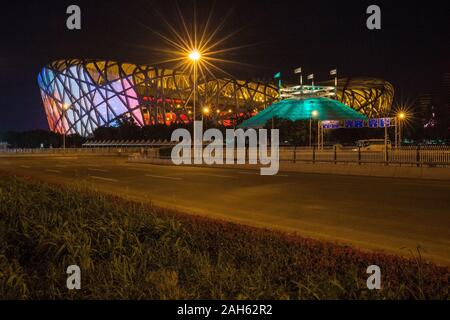 Peking, China - 21. Mai 2016: Beleuchtete bunte Stadion auf der Nacht, China. Stockfoto