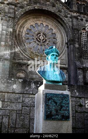 Statue von Antonio Carneiro und Fenster der Basilika Santa Luzia, Viana do Castelo, Provinz Minho, Nordportugal Stockfoto