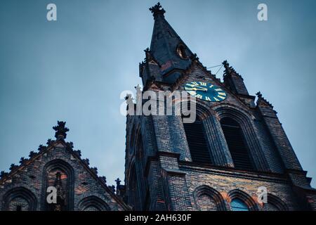 Prag, Tschechische Republik, 25. Dezember 2019 - Kirche St. Ludmila Türme unter einem bewölkten Tag im Winter morgen Stockfoto