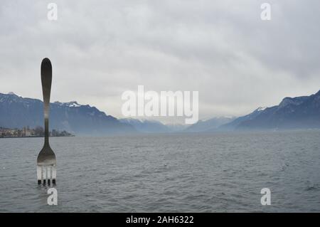 Vevey, Schweiz. 20. Dezember 2019. Blick auf den Lac Leman in Vevey mit einer riesigen Skulptur aus Edelstahl am Genfer See. Stockfoto