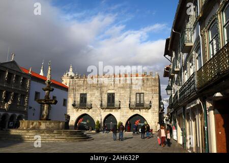 Misericordia Kirche Gebäude (L), Paco do Concelho Altes Rathaus und Chafariz Brunnen, Praça da Republica, Viana do Castelo, Nord-Portugal Stockfoto