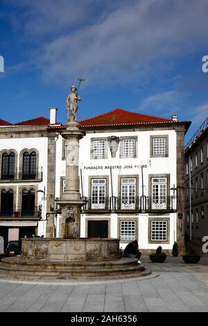 Jose Pedro-Stiftung, Hochschule für Musik und Chafariz de Mercúrio Brunnen, Viana do Castelo, Provinz Minho, Nordportugal Stockfoto