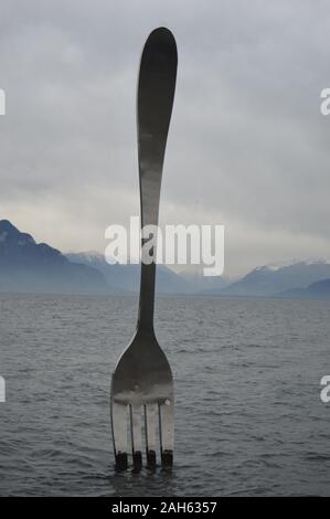 Vevey, Schweiz. 20. Dezember 2019. Blick auf den Lac Leman in Vevey mit einer riesigen Skulptur aus Edelstahl am Genfer See. Stockfoto