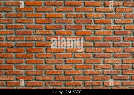 Gestreifte Wände aus Backstein ist als Hintergrund verwendet. Stockfoto