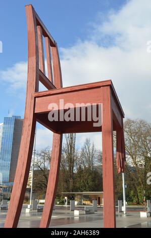 Genf, Schweiz. 21. Dezember 2019. Die Skulptur Broken Chair symbolisiert den Widerstand gegen Landminen und Streubomben. Stockfoto