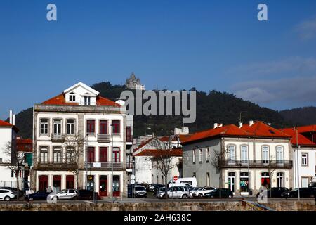 Blick auf die Gebäude an der Strandpromenade von Marina Atlantica, Viana do Castelo, Nord-Portugal Stockfoto