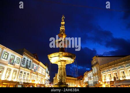 Chafariz Brunnen und Gebäude auf Praça da Republica bei Dämmerung, Viana do Castelo, Nord-Portugal Stockfoto