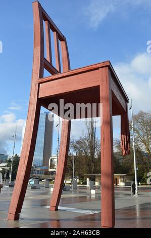 Genf, Schweiz. 21. Dezember 2019. Die Skulptur Broken Chair symbolisiert den Widerstand gegen Landminen und Streubomben. Stockfoto