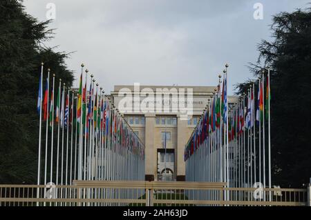 Genf, Schweiz. 21. Dezember 2019. Nationalflaggen am Eingang des Büros der Vereinten Nationen (Palais des Nations) in Genf. Stockfoto