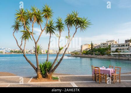 Chalkida, Insel Euböa, Griechenland. Reisen Ideen. Griechische Inseln, mit seiner einzigartigen Schönheit, auf die Ägäis. Cafe in Chalkida Stadt mit Blick auf die Ägäis. Stockfoto