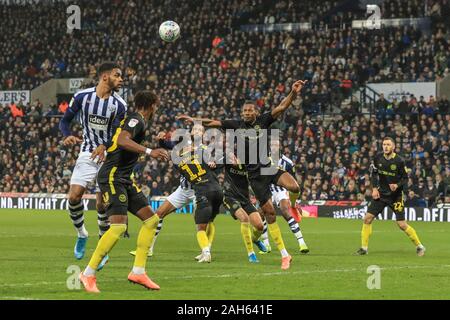 21. Dezember 2019, der Weißdorn, West Bromwich, England; Sky Bet Meisterschaft, West Bromwich Albion v Brentford: Ethan Pinnock (5) von Brentford Köpfe klare: Mark Cosgrove/News Bilder Stockfoto