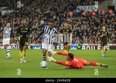 21. Dezember 2019, der Weißdorn, West Bromwich, England; Sky Bet Meisterschaft, West Bromwich Albion v Brentford: David Raya (1) von Brentford speichert die Kugel von Kyle Edwards (21.) West Bromwich Albion die Füße Credit: Mark Cosgrove/News Bilder Stockfoto