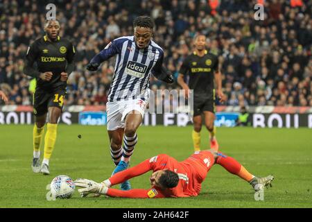 21. Dezember 2019, der Weißdorn, West Bromwich, England; Sky Bet Meisterschaft, West Bromwich Albion v Brentford: David Raya (1) von Brentford speichert die Kugel von Kyle Edwards (21.) West Bromwich Albion die Füße Credit: Mark Cosgrove/News Bilder Stockfoto