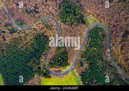 Luftbild, Landstraße L323 mit Biegungen, Straße mit Unfällen, Serpentinen, Motorrad Route, gefährliches Land straße, Tod route, Meinerzhagen, Stockfoto