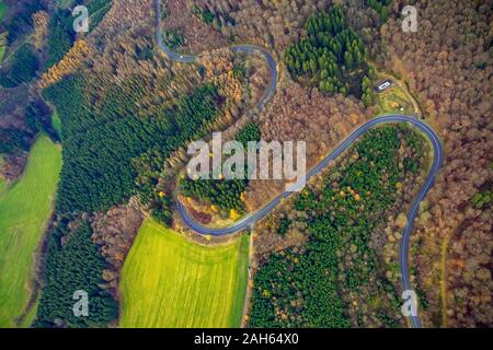 Luftbild, Landstraße L323 mit Biegungen, Straße mit Unfällen, Serpentinen, Motorrad Route, gefährliches Land straße, Tod route, Meinerzhagen, Stockfoto