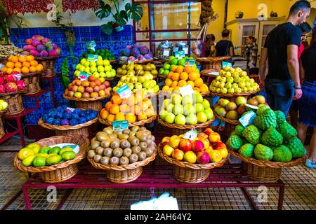 Exotischer Obststand auf dem Mercado dos Lavradores, Funchal, Madeira Stockfoto