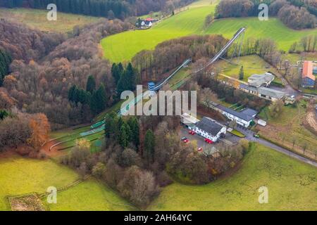 Luftaufnahme, Ski Club Meinerzhagen, Schanze, Meinerzhagen, Sauerland, Märkischer Kreis, Nordrhein-Westfalen, Deutschland, DE, Europa, Vögel - Ey Stockfoto